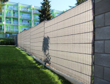 Montáž antracitových 2D panelů a šedé stínící tkaniny – Plzeň Montáž antracitových 2D panelů a šedé stínící tkaniny – Plzeň